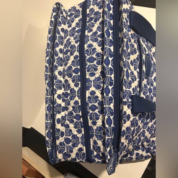 Vera Bradley Navy and White Floral Quilted Bag - Picture 6 of 9